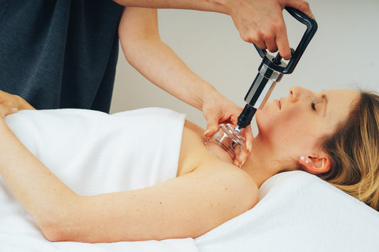 Schröpfen: Wie läuft eine Schröpftherapie ab?